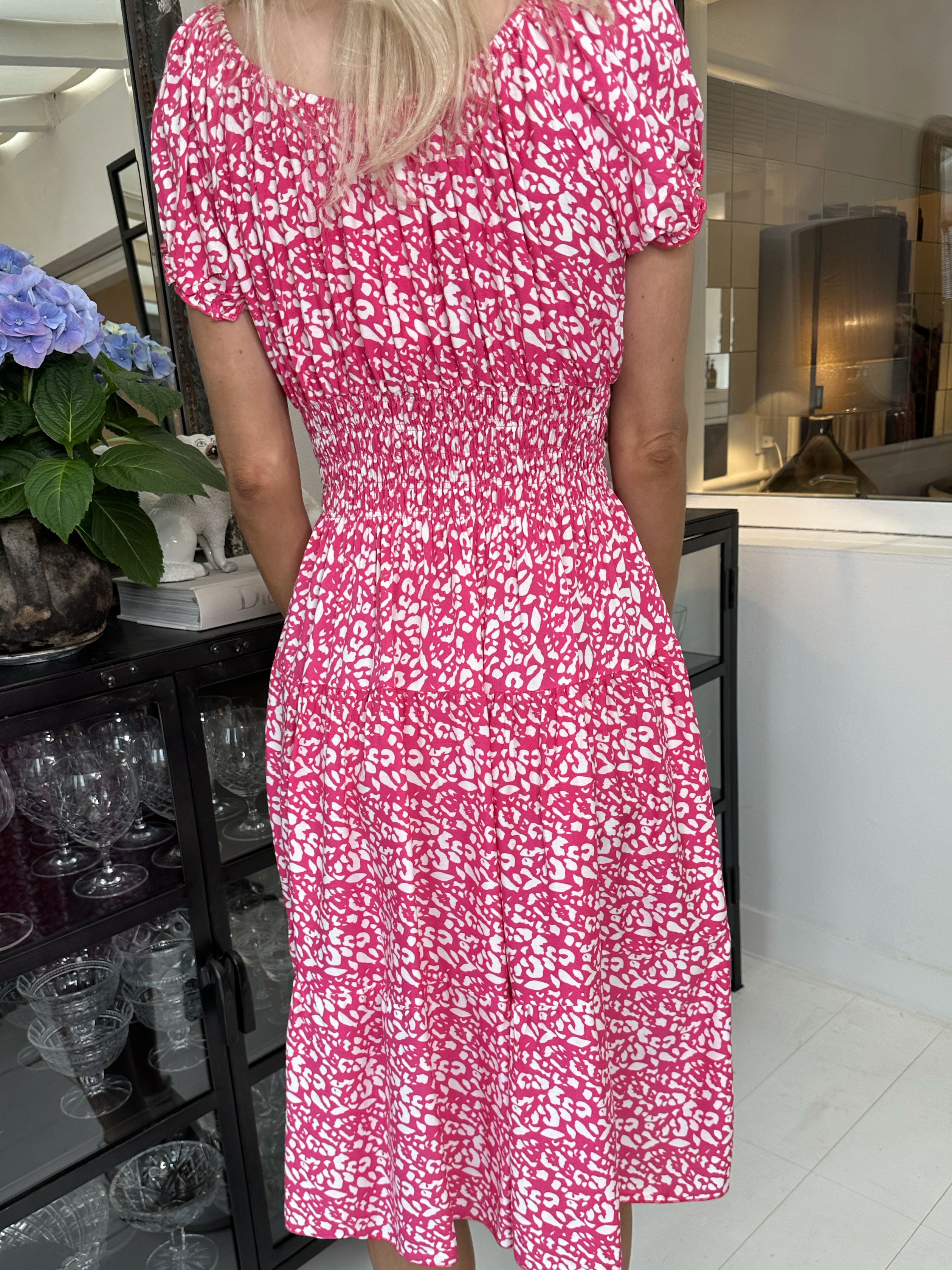 Finalia pattern short - Sød kjole med elastik i taljen og hvidt print